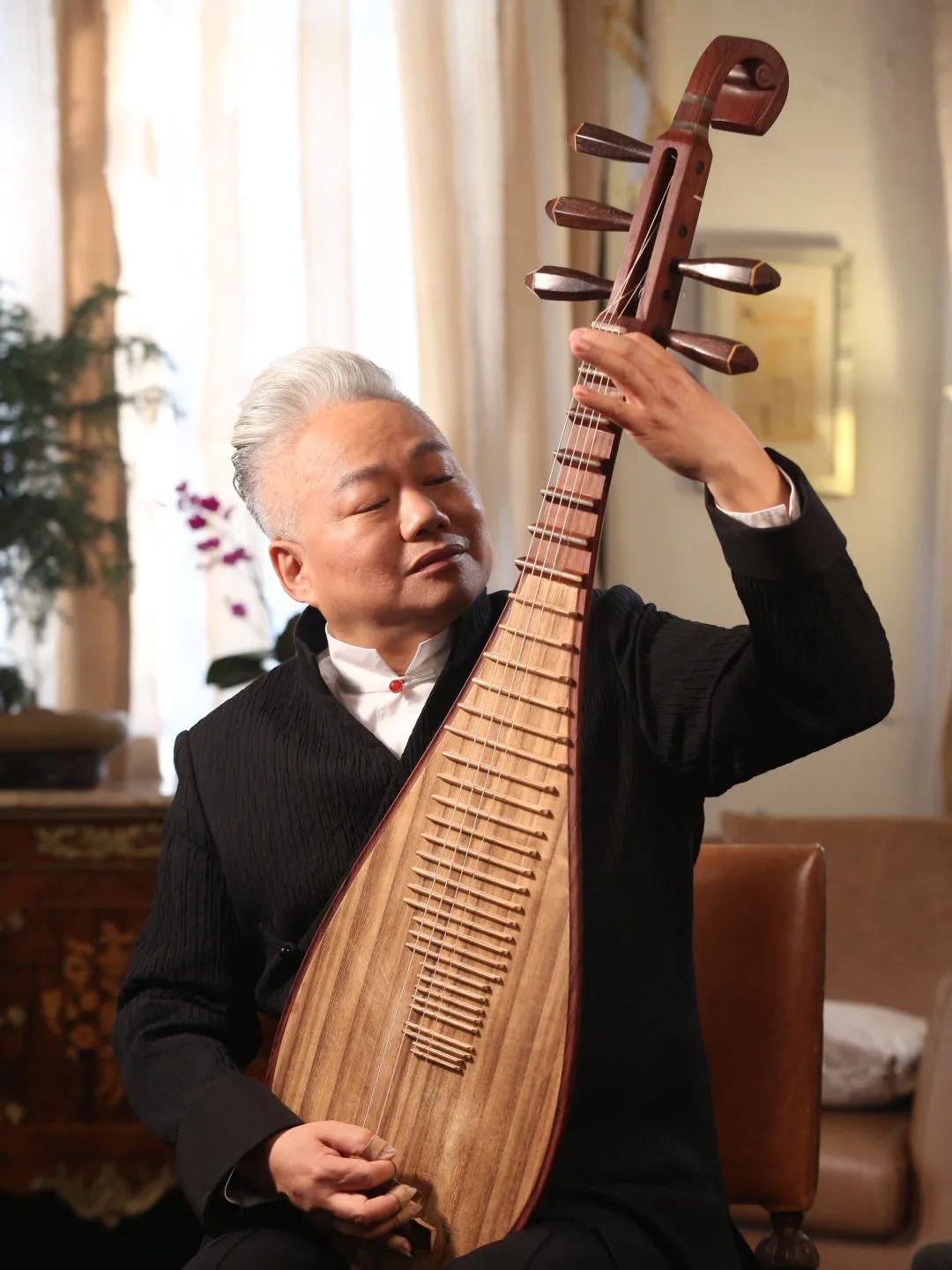 吹拉弹打无所不会,能说会道口才了得,"白发网红"方锦龙果然红得有理