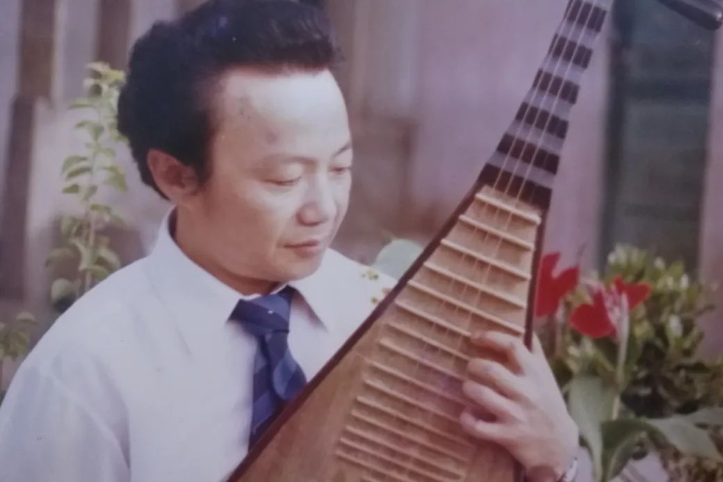 吹拉弹打无所不会,能说会道口才了得,"白发网红"方锦龙果然红得有理