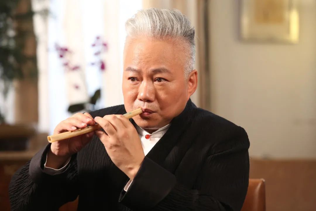 吹拉弹打无所不会,能说会道口才了得,"白发网红"方锦龙果然红得有理