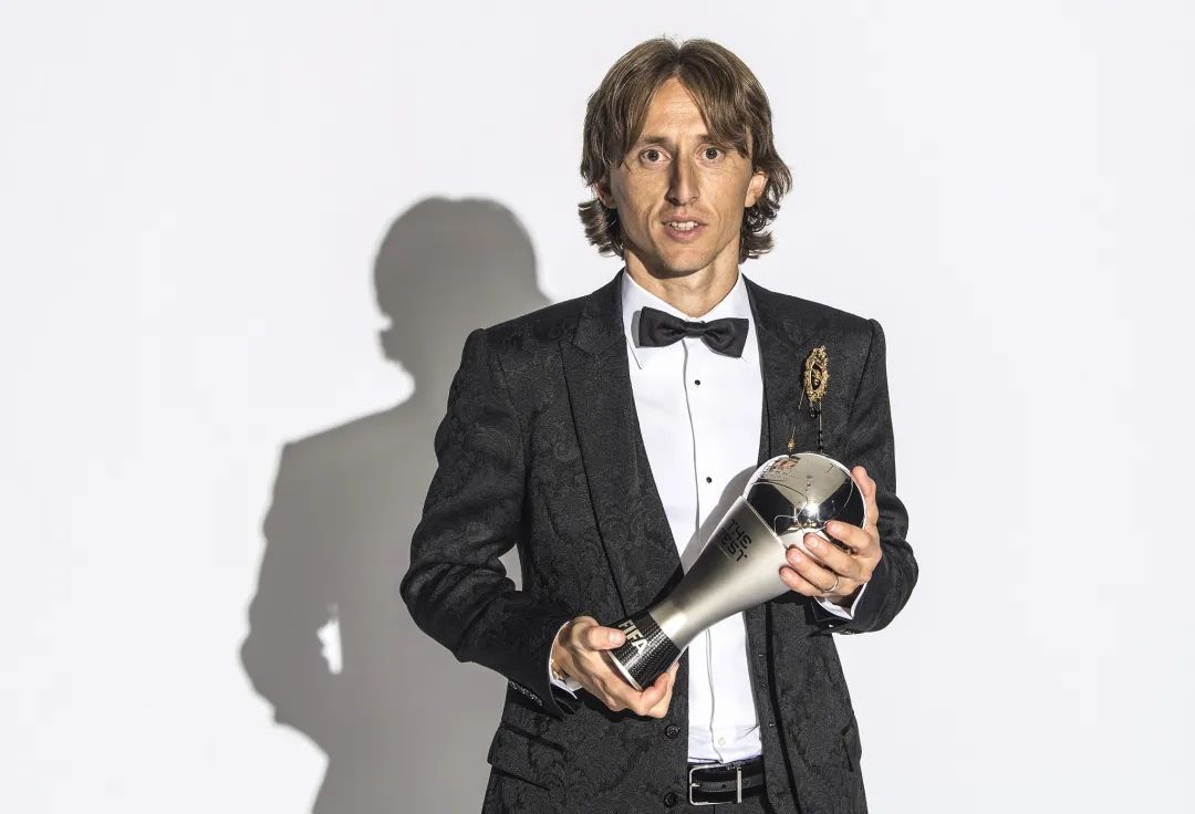 更重要的是,莫德里奇作为克罗地亚国家队队长,和球队一起在2018世界杯