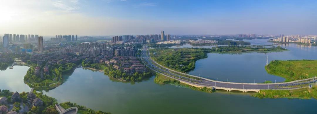 武漢市最大的城中溼地公園——金銀湖國家城市溼地公園就坐落於此.