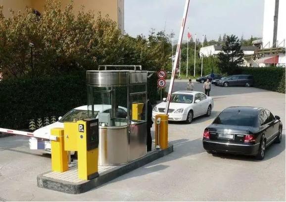 停车场起落杆砸车物业吐槽司机技术差