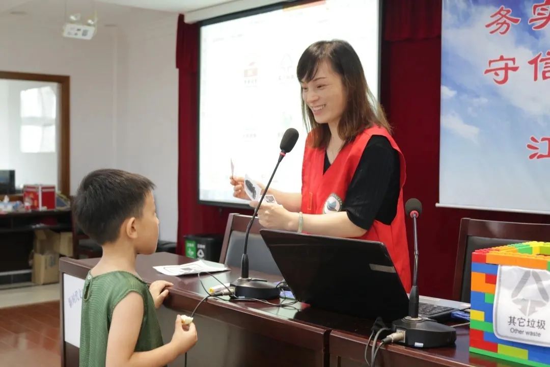 全市配备镇(街道)儿童督导员22人,村(居)儿童主任354人.