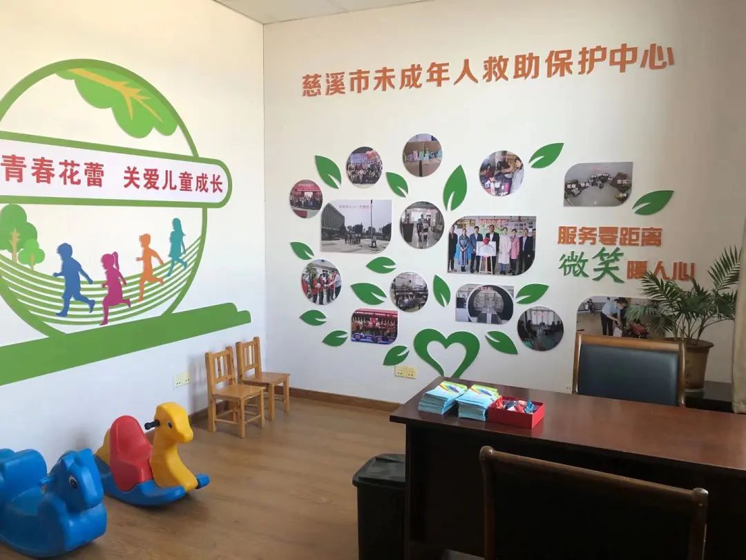 中心设置学习室,活动室,康复室等,配备有专业工作人员,开通未成年人