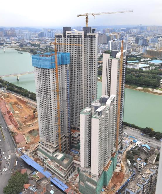 12月14日,西部公司南宁华润香港街一期项目主体结构全面封顶,标志着