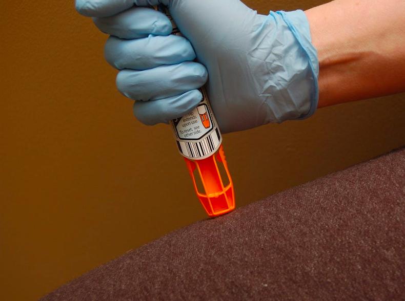 这种注射器(其中最知名的品牌是epipen)能迅速注射肾上腺素,以对抗