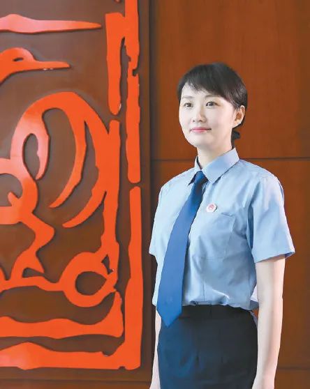 三尺公诉席上的十七个春秋新时代检察官的青春之歌