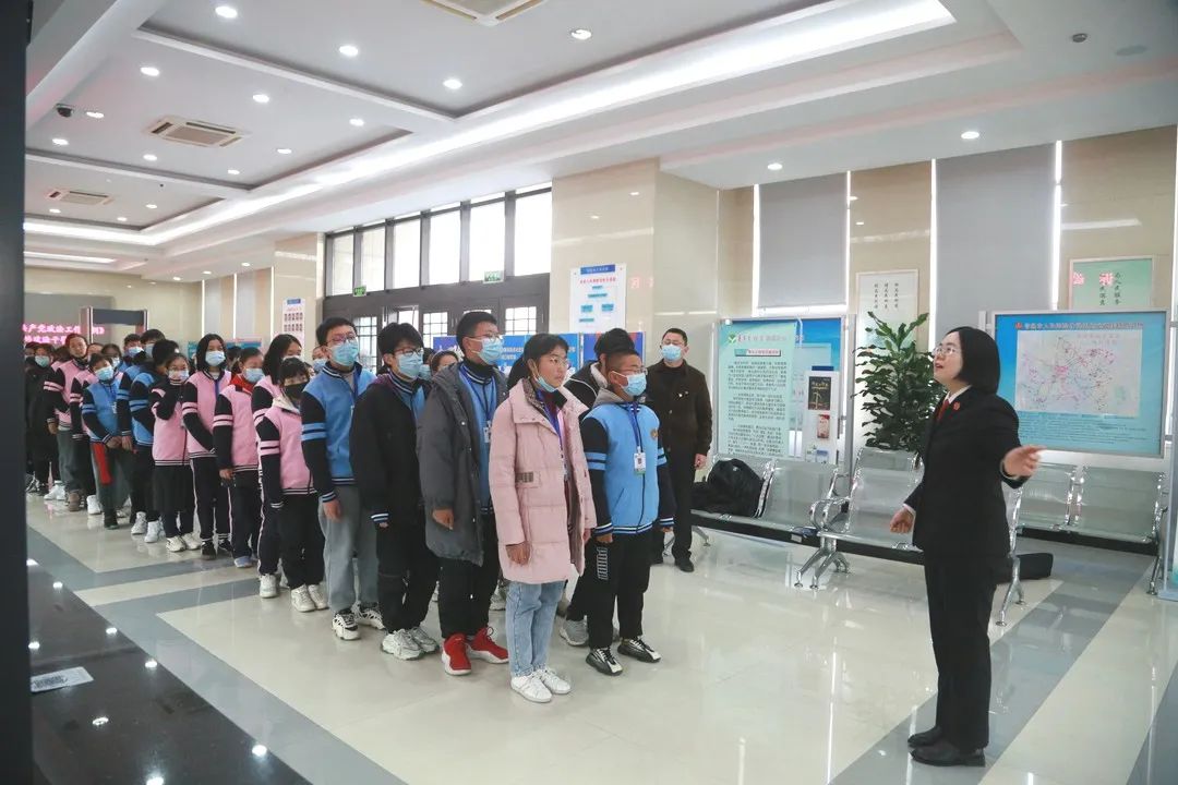 12月16日下午,常熟市孝友中学初一年级的44名同学走进常熟法院,参加"