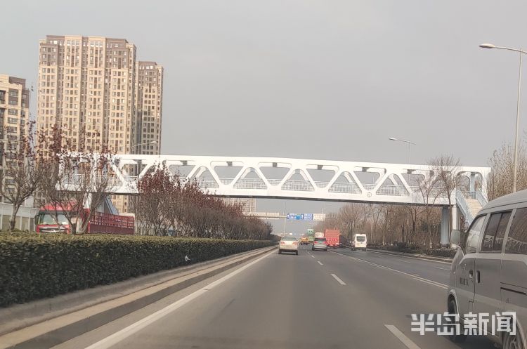 显微镜三座天桥落成行人跨青岛环湾路不再难