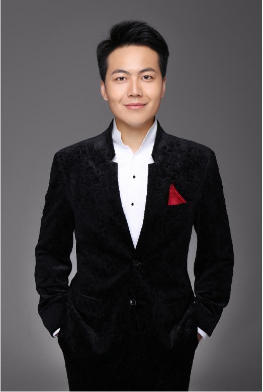 李勇君,中国歌剧舞剧院青年歌剧演员,师从音教系教研室主任吴宇峰
