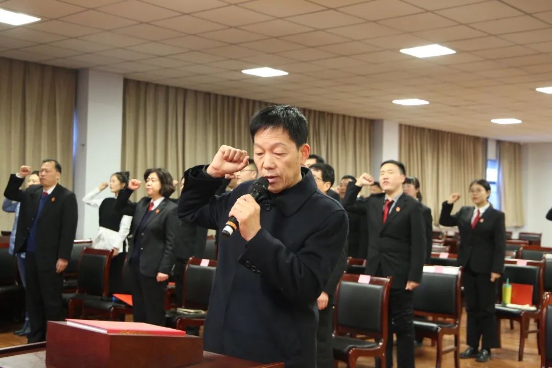 宪法宣誓白跃军同志带领全体人员面对国旗宣誓,曾经无数次的宪法宣誓