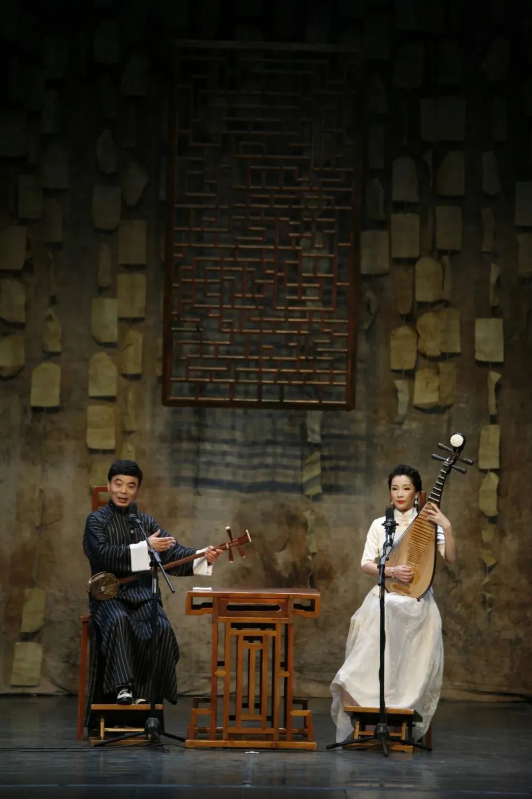 梁思成,徐志摩,金岳霖,费正清,胡适等一批知识分子的形象还运用了十多