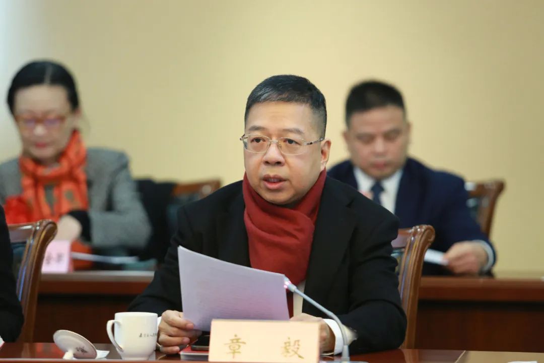 让一切劳动者感到光荣嘉定区委书记区长今天专程为他们点赞