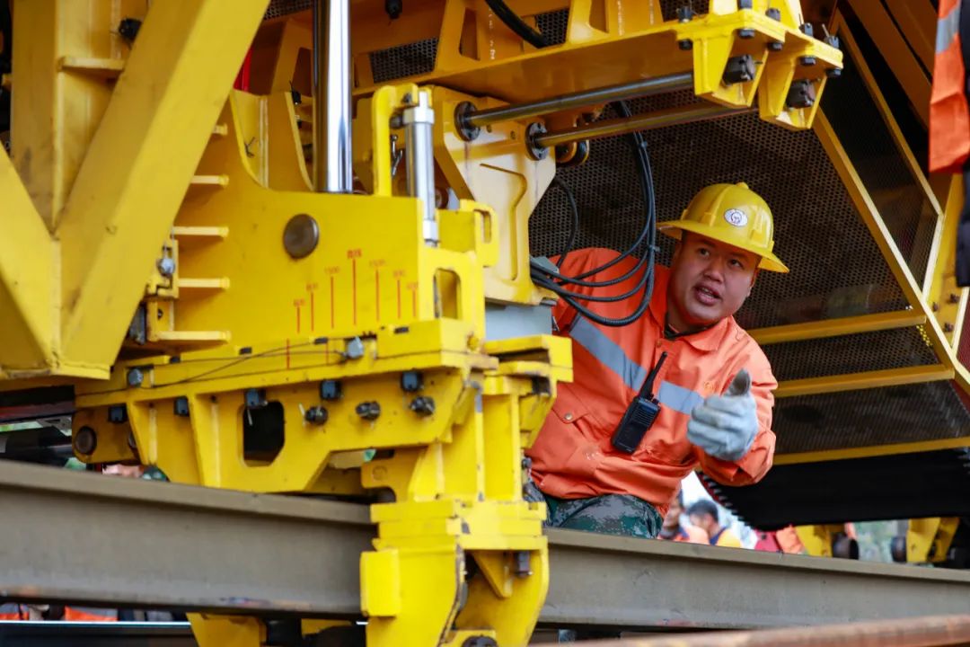 铁路换轨分几步走快去现场看看