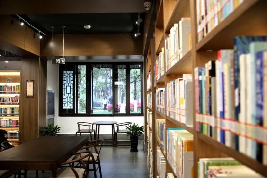 书房窗外是书院的荷池梅坡,碧水连廊据温州市文化广电旅游局相关负责