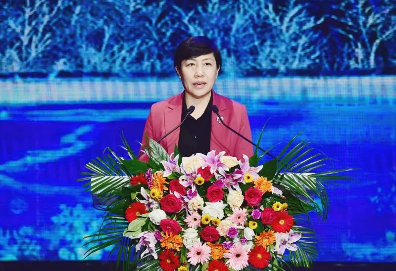 市委常委,宣传部部长赵永波(右)向"雾凇冰雪城市形象大使"代表李坚柔