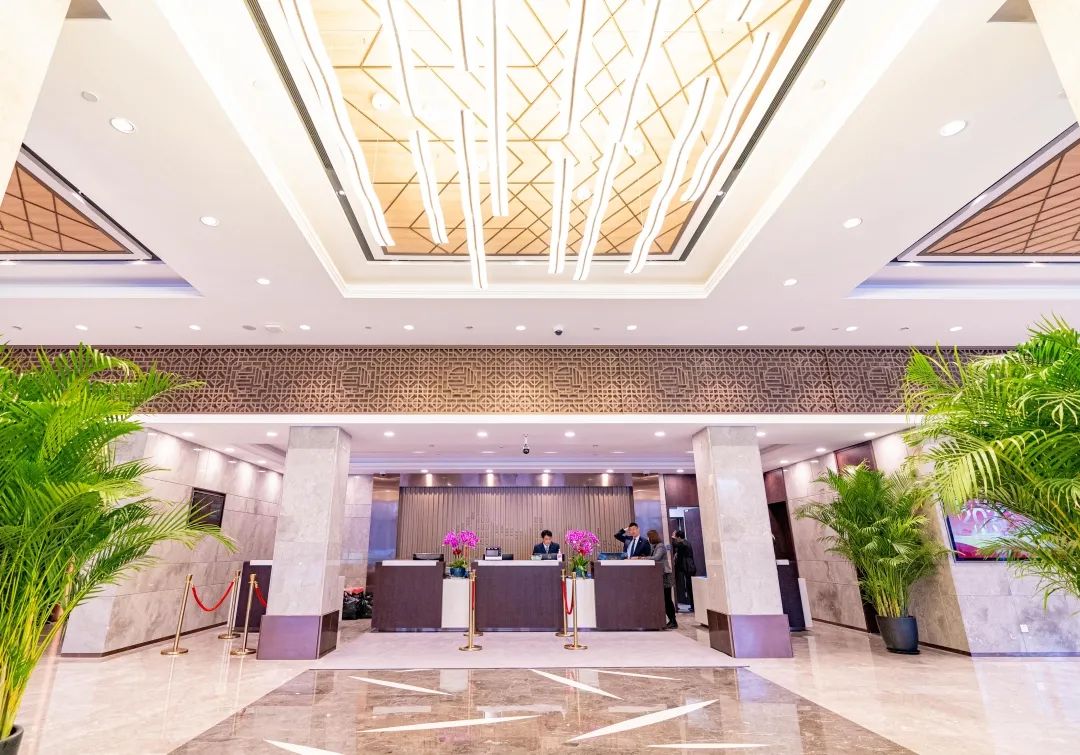 "以前宝山宾馆是有围墙的,但在改造完之后,我们把围墙全部拆除,增加