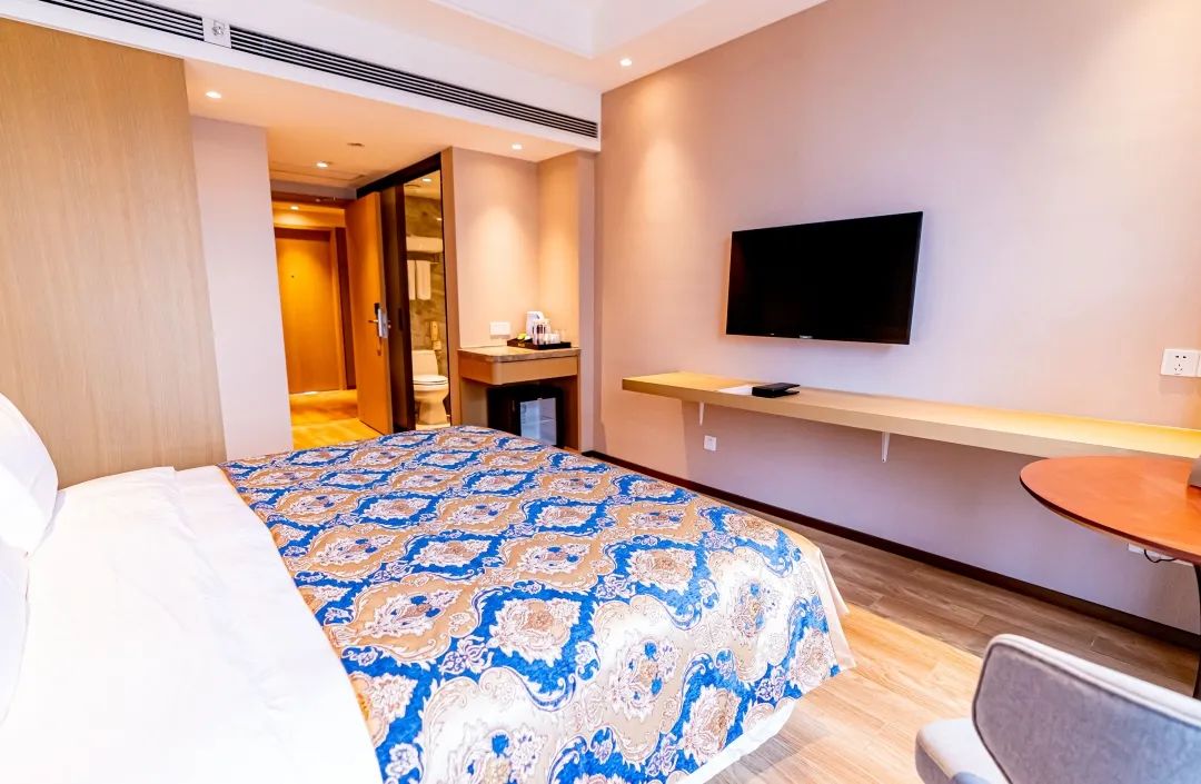 "以前宝山宾馆是有围墙的,但在改造完之后,我们把围墙全部拆除,增加