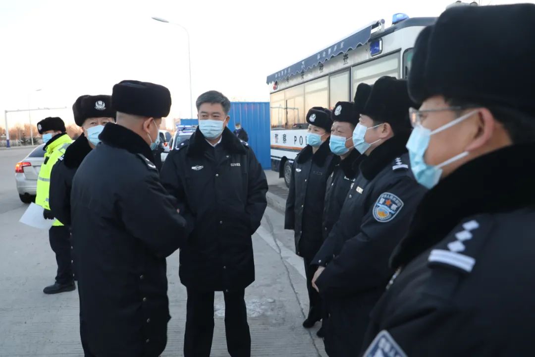 在齐齐哈尔机场,陈东同志详细了解机场客流疏导,扫码登记等防控措施