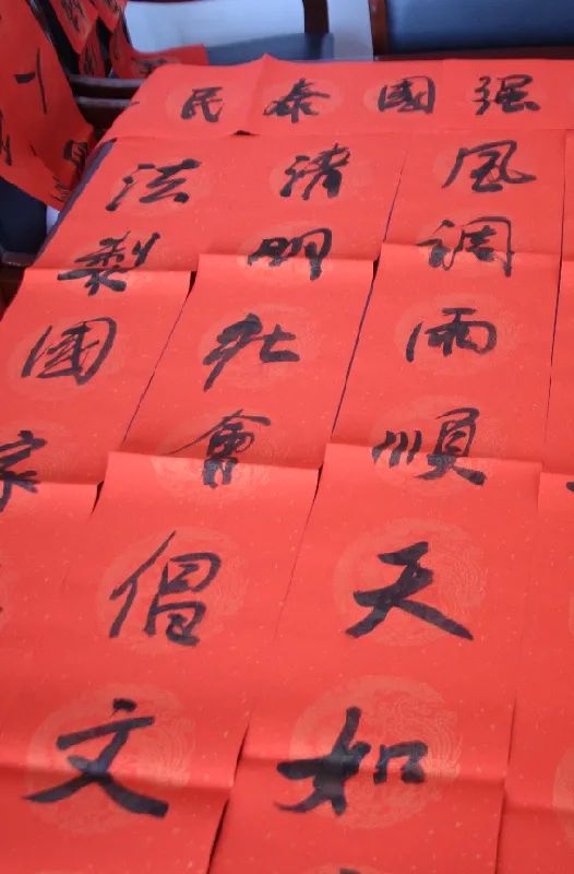 南乐县法院组织青年志愿者和河南省书法家协会的两位书法家李少杰,吕