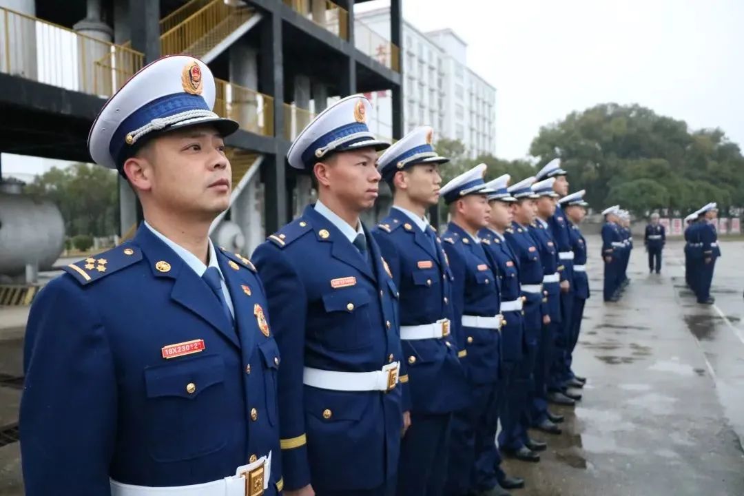 江西156名消防指挥员集中淬火