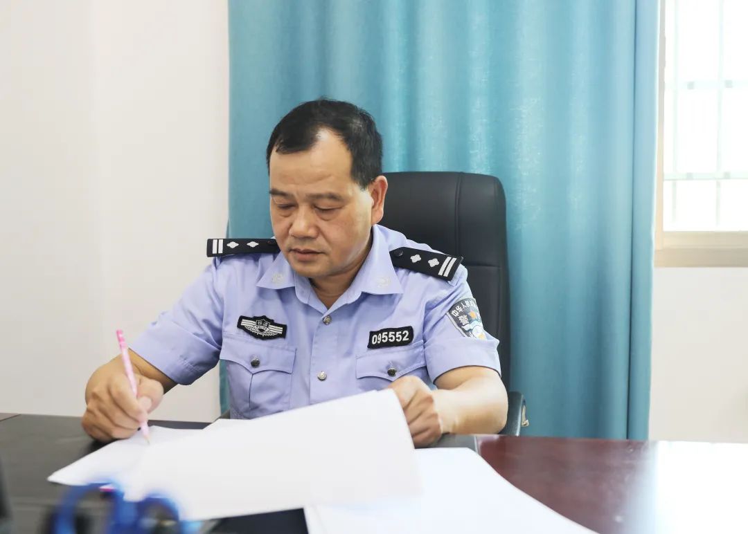 6月,彭文胜带领保安,发动群众,从山上,田边移植将近2万余株荆棘苗