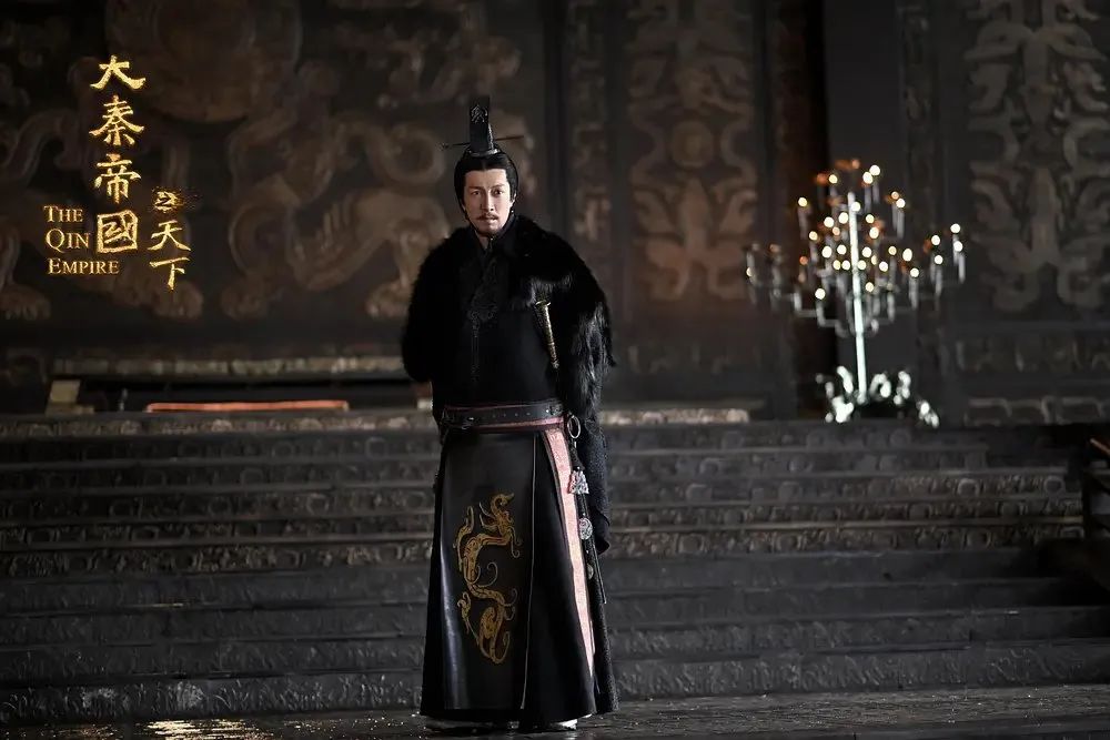 《大秦赋》电视剧剧照根据嬴政的要求,秦朝不仅皇帝服色为黑,官员的