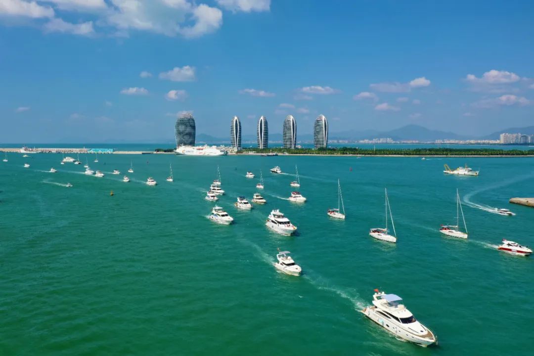 凤凰岛海面上的游艇"大军".