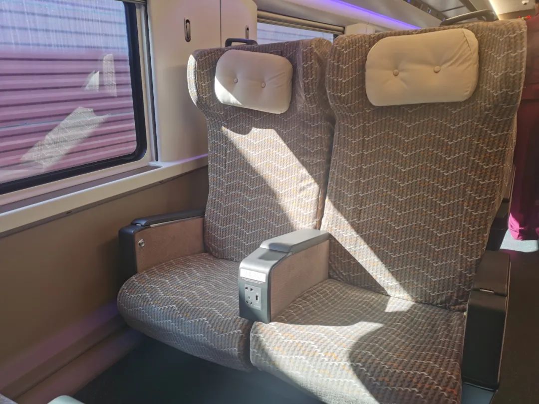 (图/一等座车厢及座位)cr300af型动车组一等座座椅和cr400af相同,一排