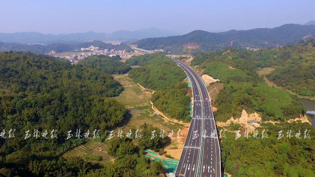 21日上午10时,在荔玉高速终点—连接玉铁高速的化山枢纽互通,记者看到