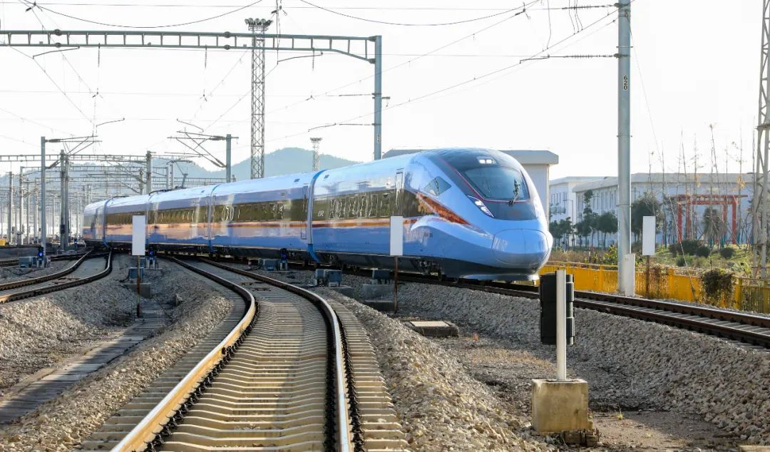 记者日前从中国铁路昆明局集团有限公司获悉,两组时速250公里的cr300