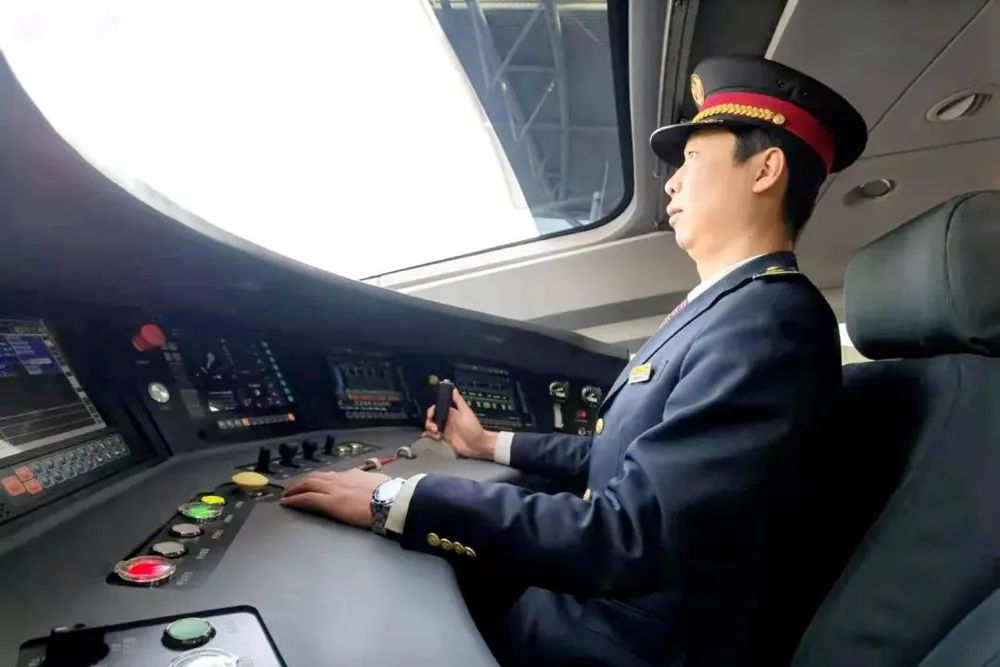 聚焦银西高铁复兴号全新车型蓝暖男亮相塞上江南