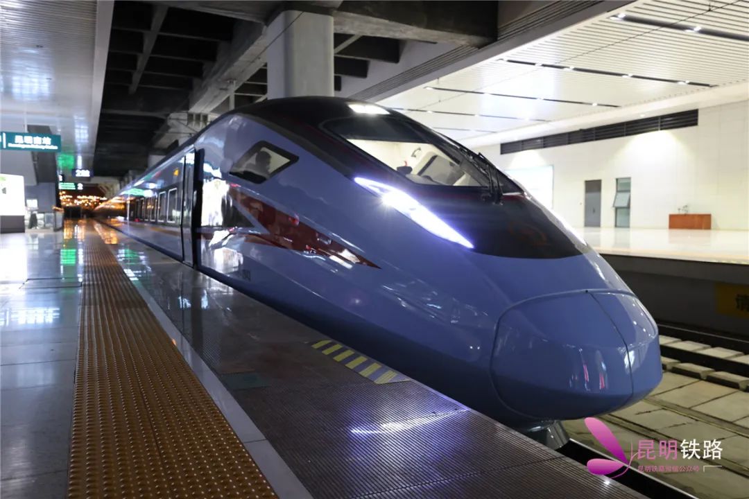 动车组延续cr400af型部分设计思路,气动鸭翼轮廓更加