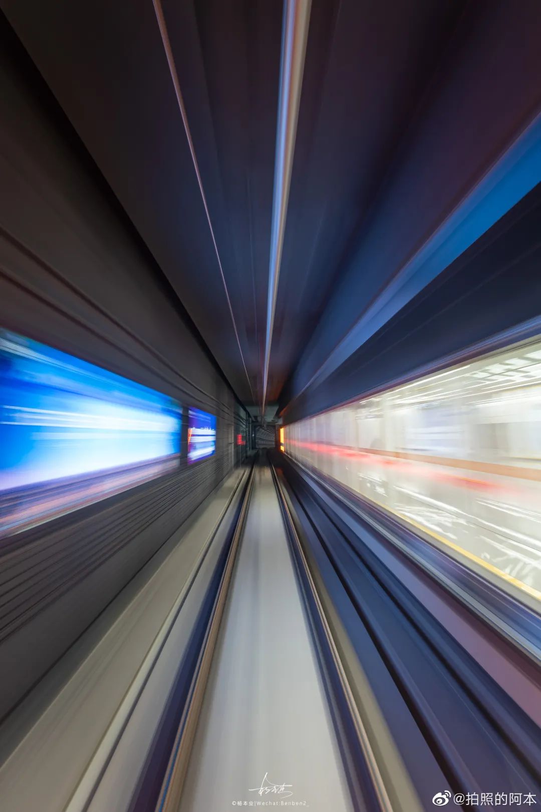 最近流行坐地铁在成都穿梭时空