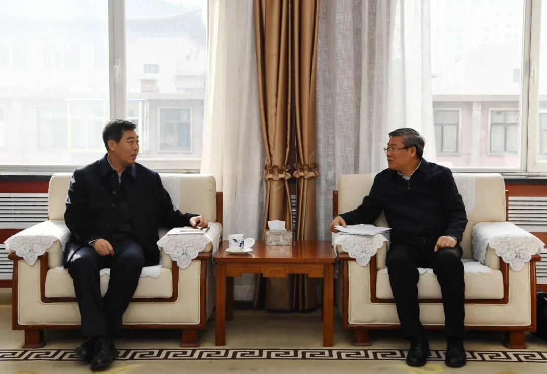 张海波走访在兰省人大代表 征求代表意见建议