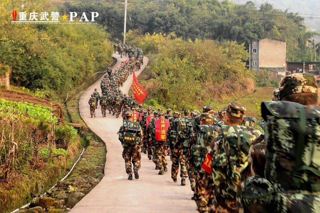 的行军队伍新兵团科学筹划,精心组织留下一路赞行一路军展示威武之师