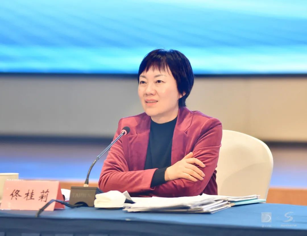 佟桂莉在区委工作务虚会上强调认清形势找准赛道攻坚克难开启全面建设