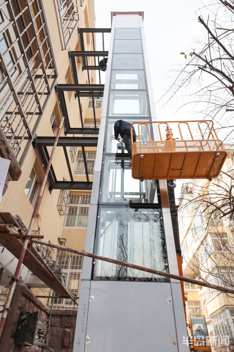8号楼外安装的电梯.加装的电梯为豌豆电梯.电梯主体框架已经搭建完毕.