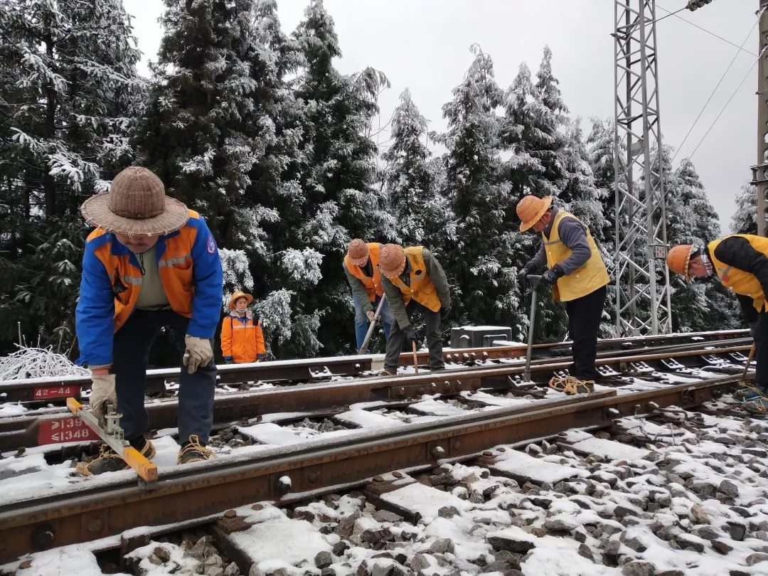 彩云之南也下雪了瞧瞧工务人在干啥