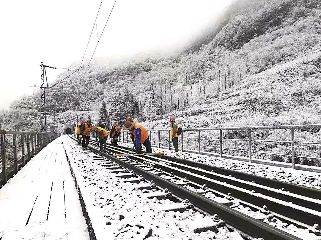 彩云之南也下雪了!瞧瞧工务人在干啥?