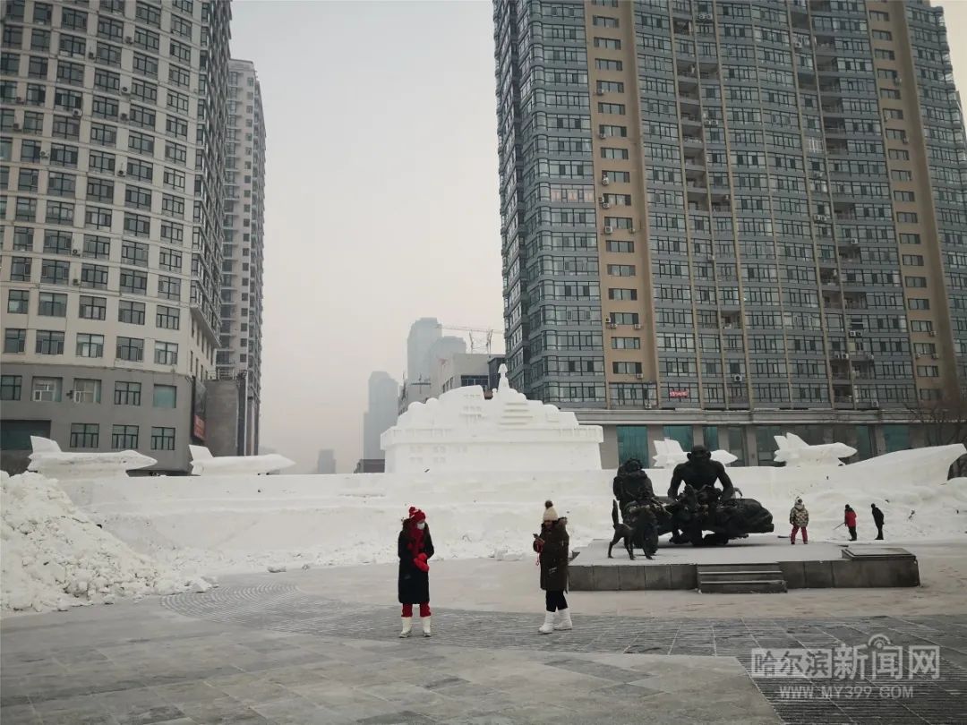 巨型航空母舰亮相道外景阳广场壮观