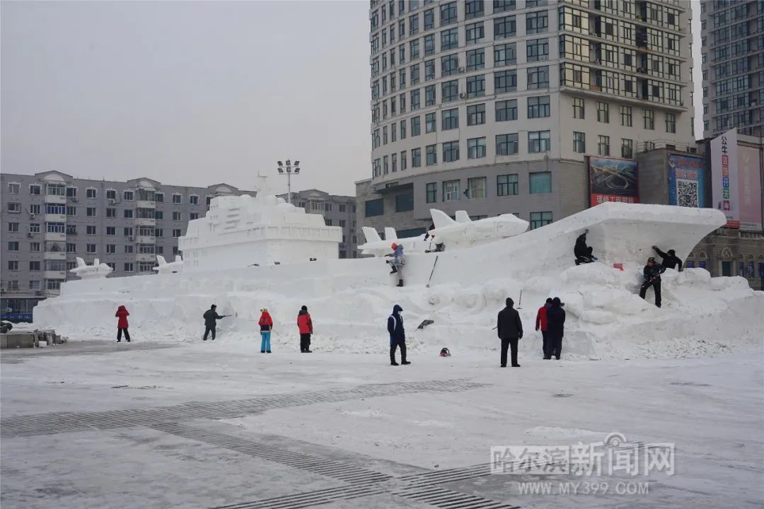 巨型航空母舰亮相道外景阳广场壮观