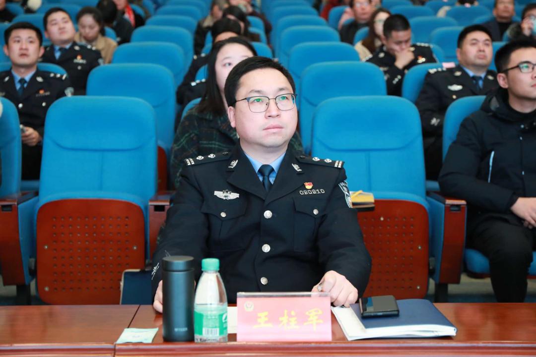 市公安局亭湖分局政委王柱军,市青年志愿者协会副会长刘华出席会议,团