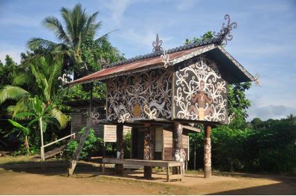 世代在雨林中傍水而居,许多户人家一起居住在传统高脚长屋(balai)里
