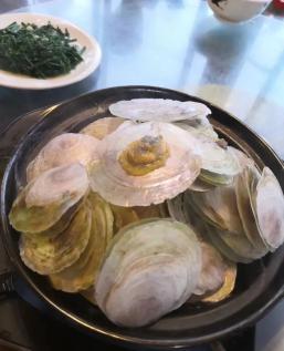 海镜的吃法常为白灼,灼熟后直接吃或者是蘸点海南本地的小酸桔制成的