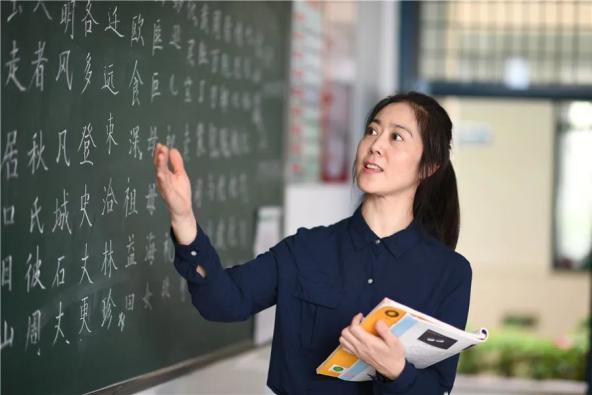崇明这位老师,三尺讲台二十载,无私奉献