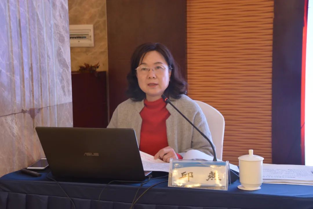 自治区统计局二级调研员,高级统计师邱燕作了题为《"两纲""两规划"