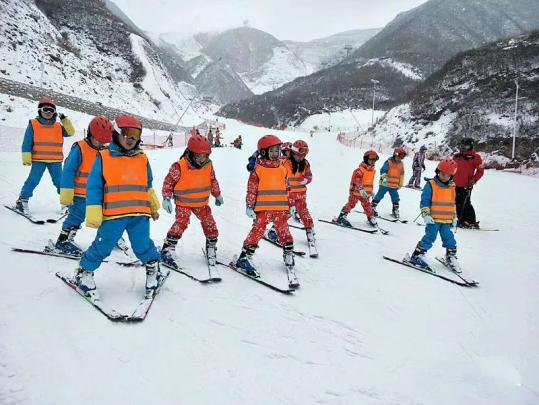 甘肃省唯一北京冬奥会高山滑雪技术官员凤凰岭滑雪场亲授课招生