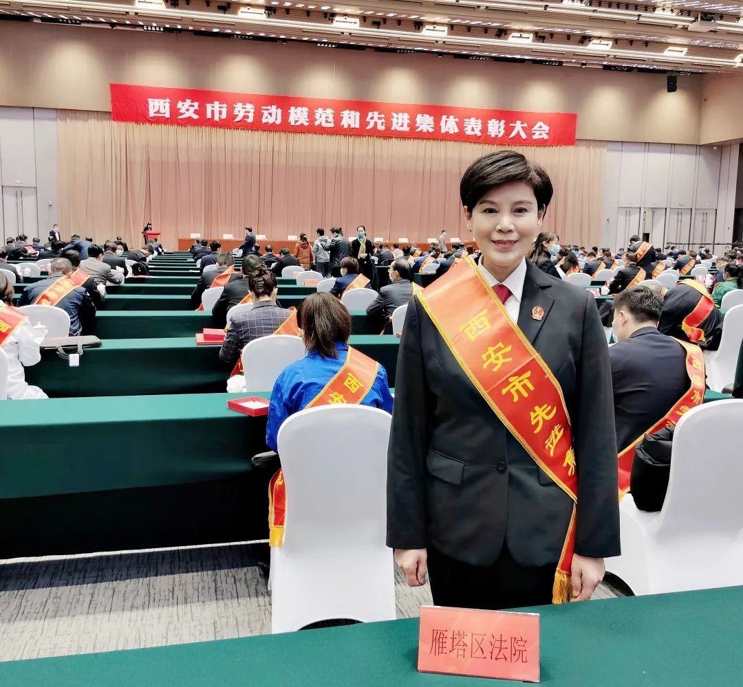 12月23日上午,雁塔法院党组书记,院长蔡青代表雁塔法院接受表彰.