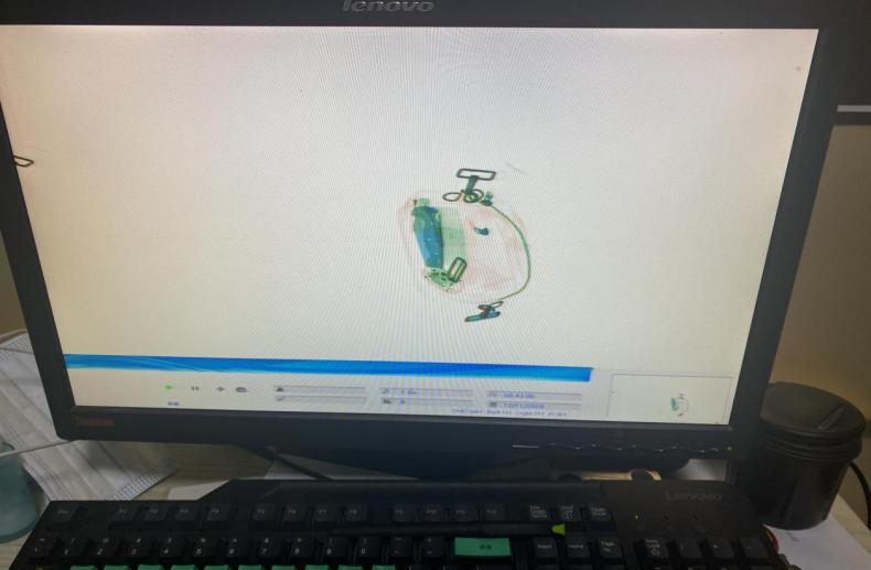 近日,负责安检的法警对来访当事人例行检查,在利用x射线检测仪描随身